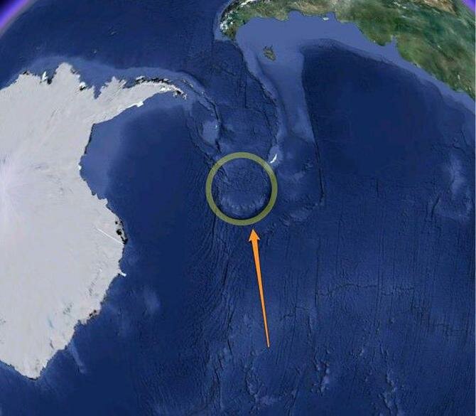 南極の巨大クレーター